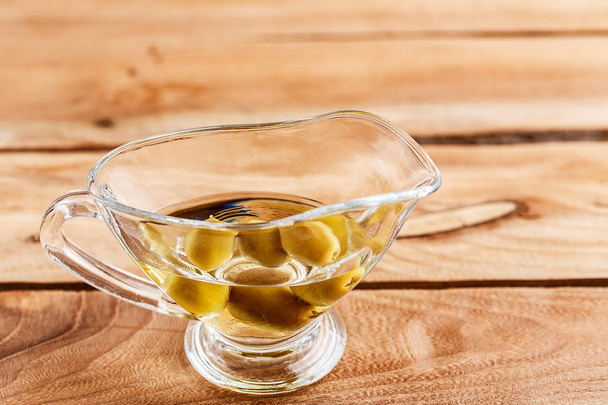 Оливкова олія в красивій олії може бути на дерев'яному тлі
 - Фото, зображення