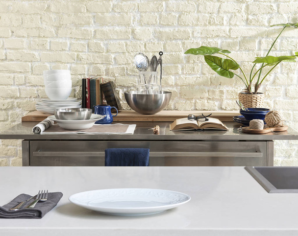 Φόντο μοντέρνο με τραπέζι με μοντέρνα αξεσουάρ κουζίνας, εσωτερική διακόσμηση - Φωτογραφία, εικόνα