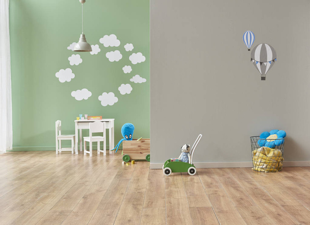 szürke és zöld fal dekoráció, a modern baba szoba és mindenféle baba tárgyakat a szobában. ágyszekrény és játékok stílusa - Fotó, kép