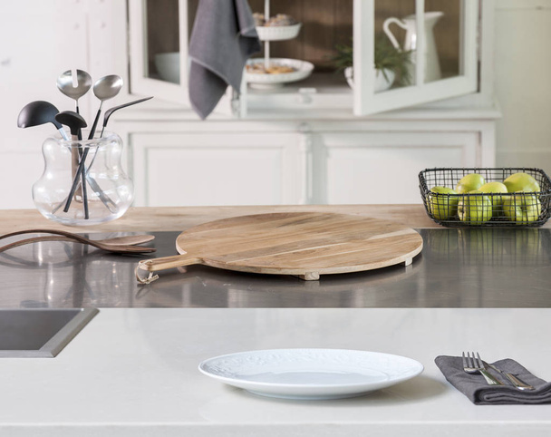 Modern mutfak aksesuarları, iç tasarım ile tablo ile Modern arka plan - Fotoğraf, Görsel