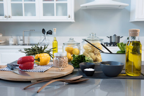 Arrière-plan table blanche avec accessoires de cuisine modernes, design d'intérieur
 - Photo, image