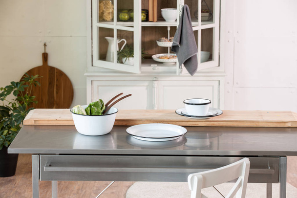 Nový koncept moderní kuchyně, kuchyňského příslušenství s novým nábytkem a rozmazaný vzhled na pozadí  - Fotografie, Obrázek