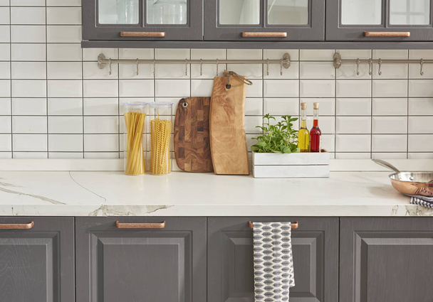 Кухонный стол с кухней и досками для рубки
 - Фото, изображение