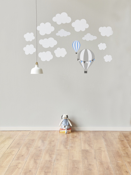 Kind kamer interieur, grijze muur achtergrond, speelgoed en lamp.  - Foto, afbeelding