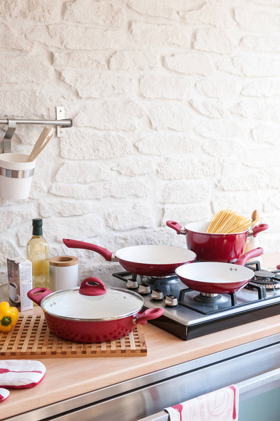 Фон білий стіл з сучасними кухонними аксесуарами, дизайн інтер'єру
 - Фото, зображення