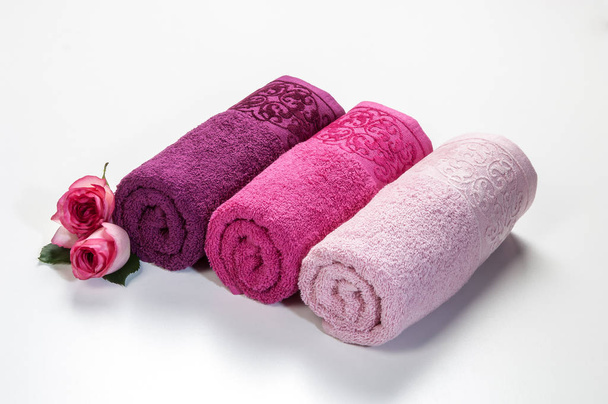 regalo de bienvenida, rollo de toallas aisladas
  - Foto, Imagen