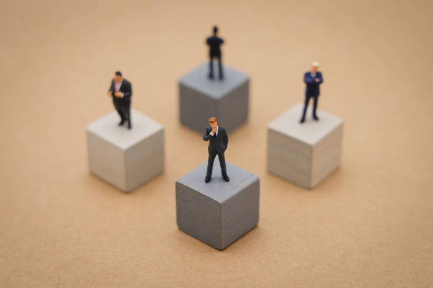 Miniature 4 personnes hommes d'affaires debout sur cube en bois Investisseurs
 - Photo, image