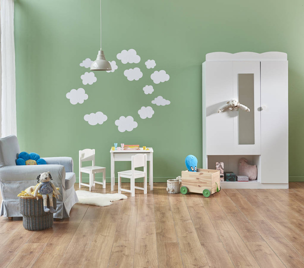 Зелена стіна дитячої кімнати та хмарний стиль з іграшкою, стілець, стиль шафи
. - Фото, зображення