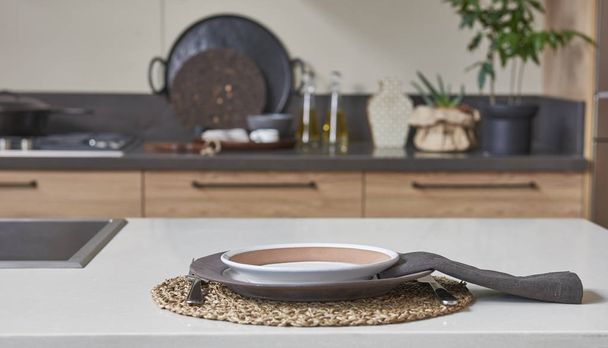 Nouveau concept de cuisine moderne, accessoires de cuisine avec de nouveaux meubles et aspect flou en arrière-plan
  - Photo, image