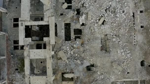 Opuszczony zrujnowany przemysłowy budynek fabryczny, ruiny i koncepcja rozbiórki. Widok z lotu ptaka - Materiał filmowy, wideo