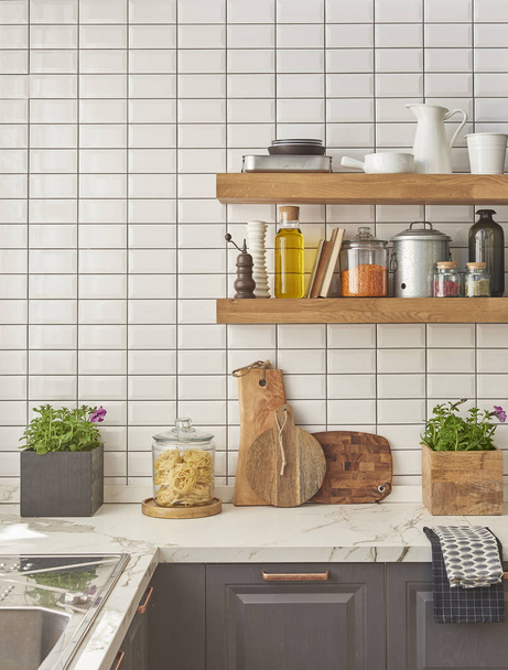 wit marmeren aanwerk blad, moderne keuken  - Foto, afbeelding