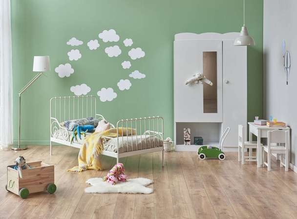 Dětský a dětský pokoj styl s bílou skříňkou, postel a zelené pozadí stěny, zakalený detail design. - Fotografie, Obrázek