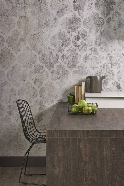 papel de parede cinza moderno, cadeira preta e mesa de madeira moderna
 - Foto, Imagem
