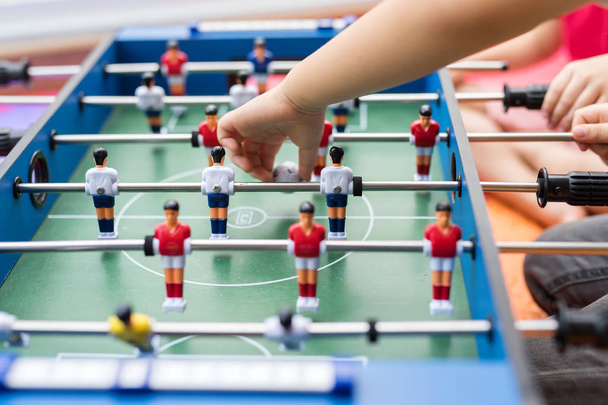 Futbol futbol oyunu oynarken masada - Fotoğraf, Görsel