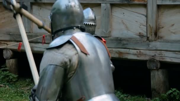 Zwei mittelalterliche Ritter kämpfen - Filmmaterial, Video