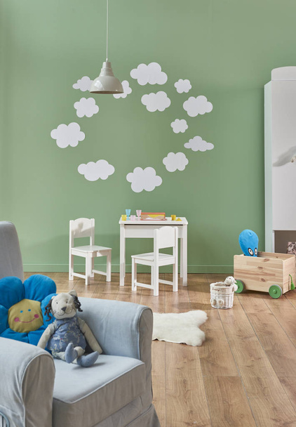 Zelený dětský pokoj zeď a mrak styl s hračkou, židle, skříň styl. - Fotografie, Obrázek