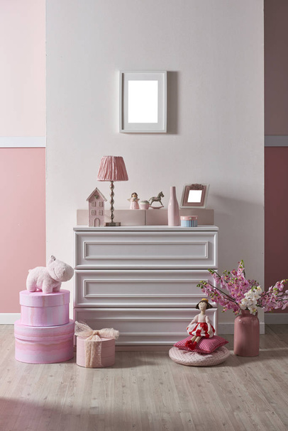 modern rózsaszín fehér fal és dekoratív belsőépítészet az otthoni és gyermek szoba, formatervezési hálószoba - Fotó, kép