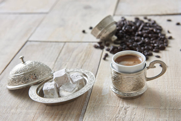 tavolo in legno e tazza di caffè con cibo sullo sfondo
 - Foto, immagini