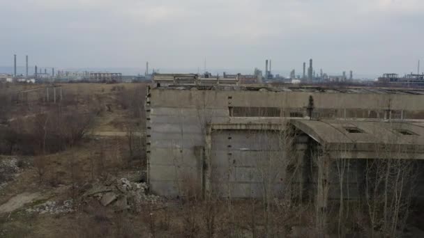 Verlaten geruïneerd fabrieksgebouw, ruïnes en sloopconcept. Luchtzicht - Video