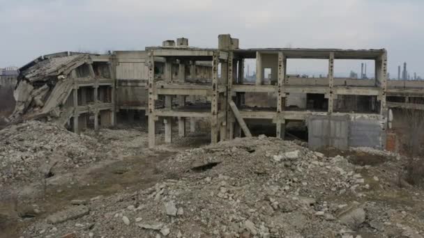 Verlaten geruïneerd fabrieksgebouw, ruïnes en sloopconcept. Luchtzicht - Video