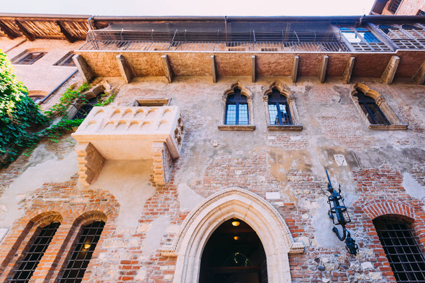 Juliet balcony in Verona, Italy.brick building with arches - Фото, изображение