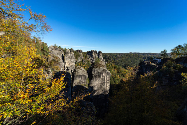 Herbst in der Sächsischen Schweiz (Elbsandsteingebirge). Deutschland. - Foto, Bild