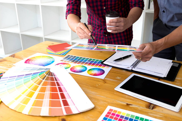 Graafiset suunnittelijat valita värejä väri bändejä näytteitä
 - Valokuva, kuva