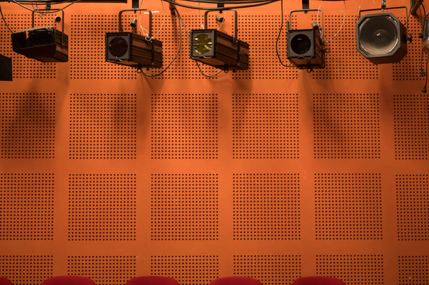 Bir tiyatro sahne reflektörler - Fotoğraf, Görsel