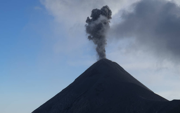 Weergave van Fuego vulkaan uitbarsting, Guatemala, Midden-Amerika sluiten. - Foto, afbeelding