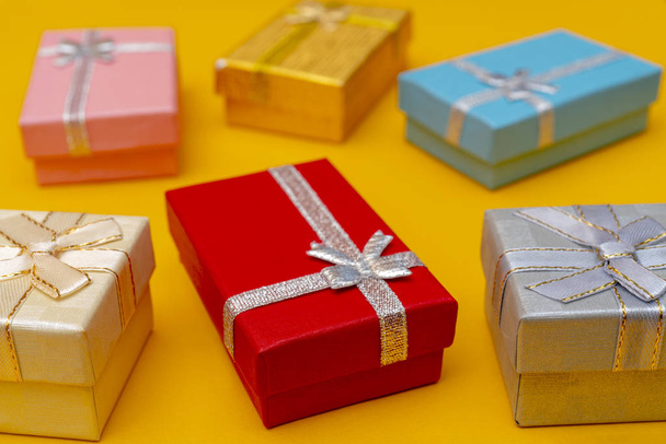 Yay ile parlak hediye kutuları - Fotoğraf, Görsel