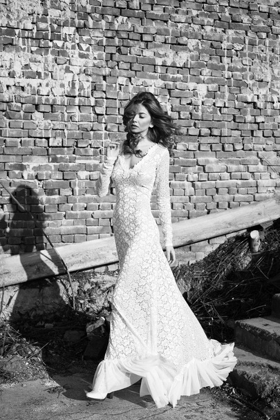 Beautifull woman in white dress posing outdoor - Foto, Imagem