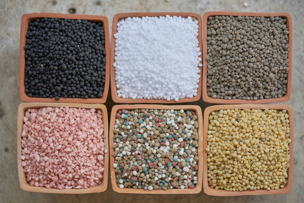 Seis tipos de fertilizantes químicos en macetas de arcilla
 - Foto, Imagen