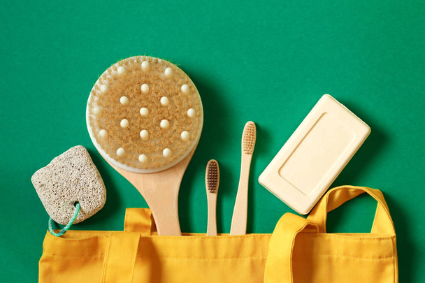 Bolsas de algodón, cepillos de dientes de madera y jabón natural para comprar plástico gratis. Residuos cero
   - Foto, imagen