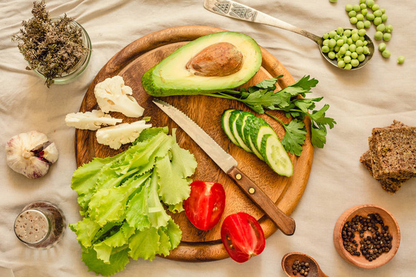Ingrédients pour salade verte avec un morceau de pain. Faire un frais
  - Photo, image