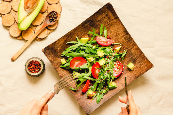 Friss könnyű zöld saláta avokádóval és egy fából készült pl paradicsom - Fotó, kép