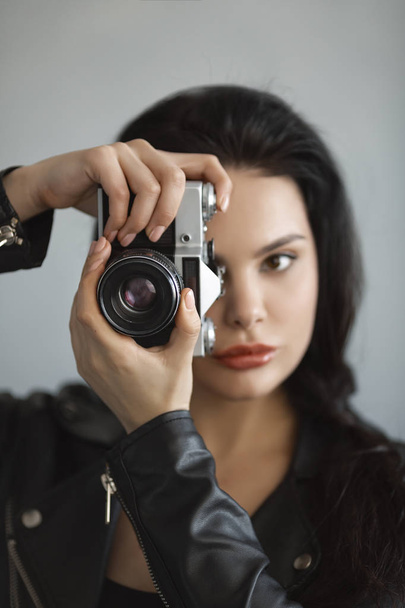 Beautiful young woman with camera - Foto, afbeelding