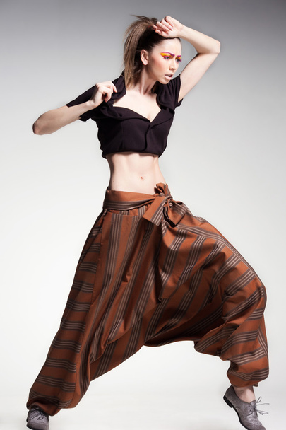 Sexy kobieta modelu pozowanie w dużej (salwar) spodnie - studio mody strzał - Zdjęcie, obraz