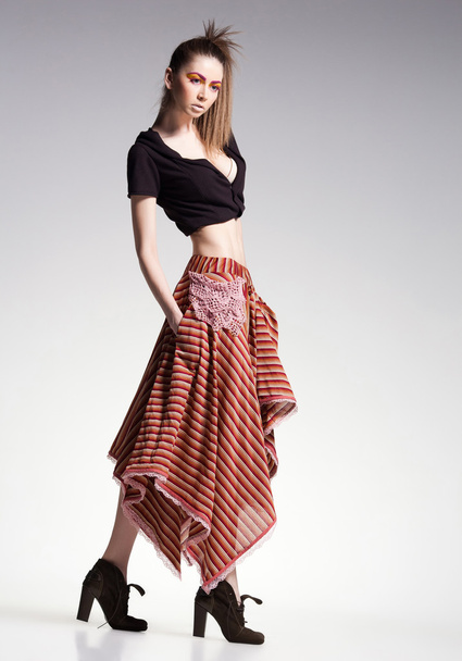 sexy Frau Modell posiert lässig in schönem Kleid - Studio Fashion Shot - Foto, Bild