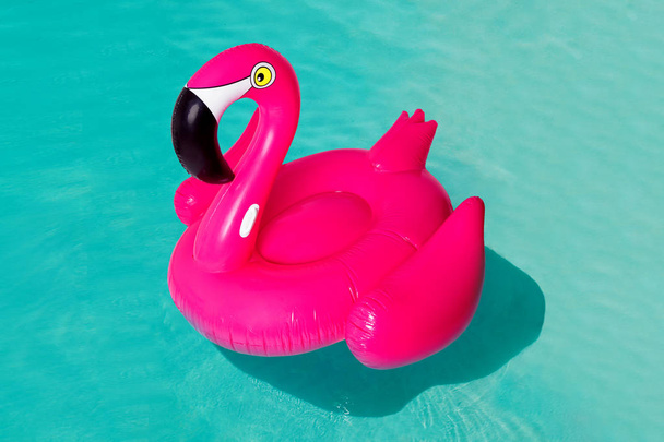 3D růžový plameňák, tropické ptačí tvar nafukovací bazén kruh, trubice, float. Letní dovolená dovolená gumové objekt, cestování, beach ocean. Ilustrace izolované modré pozadí - Fotografie, Obrázek