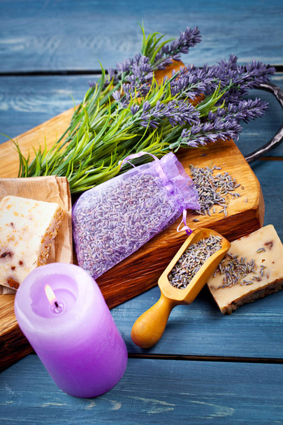 lavendel wellness instelling. Wellness-thema met lavendel producten. - Foto, afbeelding