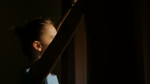 Kobieta, otwierając okno zasłony - Materiał filmowy, wideo