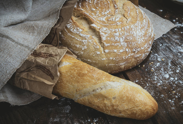 Φρέσκο ζυμωτό ψωμί σε ρουστίκ ξύλινα φόντο. Ορεκτικό, κοντινό πλάνο. - Φωτογραφία, εικόνα
