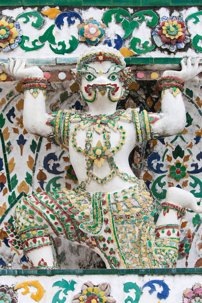 Estatua de un cocodrilo apoyando a un Prang en Wat Arun
 - Foto, imagen