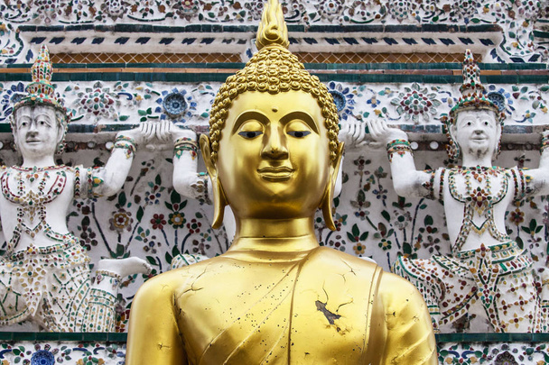 Buddha in front the Central Prang of Wat Arun - Foto, imagen