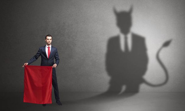 Επιχειρηματίας με σκιά και ταυρομάχος ιδέα διάβολος - Φωτογραφία, εικόνα