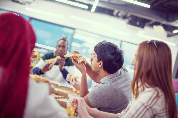 multiethnic business team eating pizza - Zdjęcie, obraz