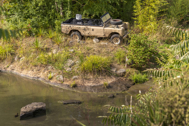 Vieux explorateurs rouillés abandonnés jeep dans la forêt tropicale
 - Photo, image