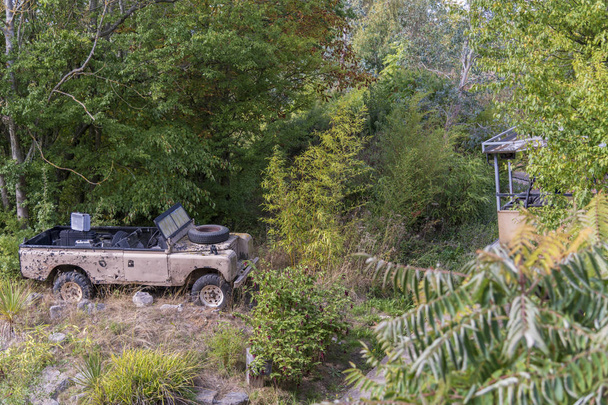 Vieux explorateurs rouillés abandonnés jeep dans la forêt tropicale
 - Photo, image