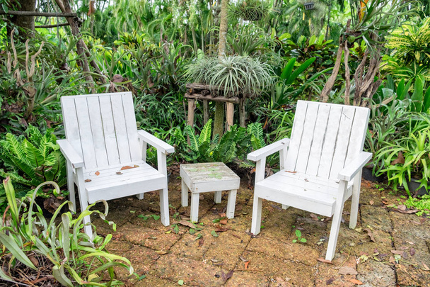 Białe krzesło i stół relaks w ogrodzie - Zdjęcie, obraz