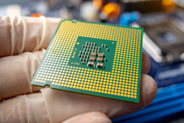 Mikroprocesor chip w rękach technika inżyniera dla komputerów. Wysoka technologia i naprawa mikroukładów - Zdjęcie, obraz
